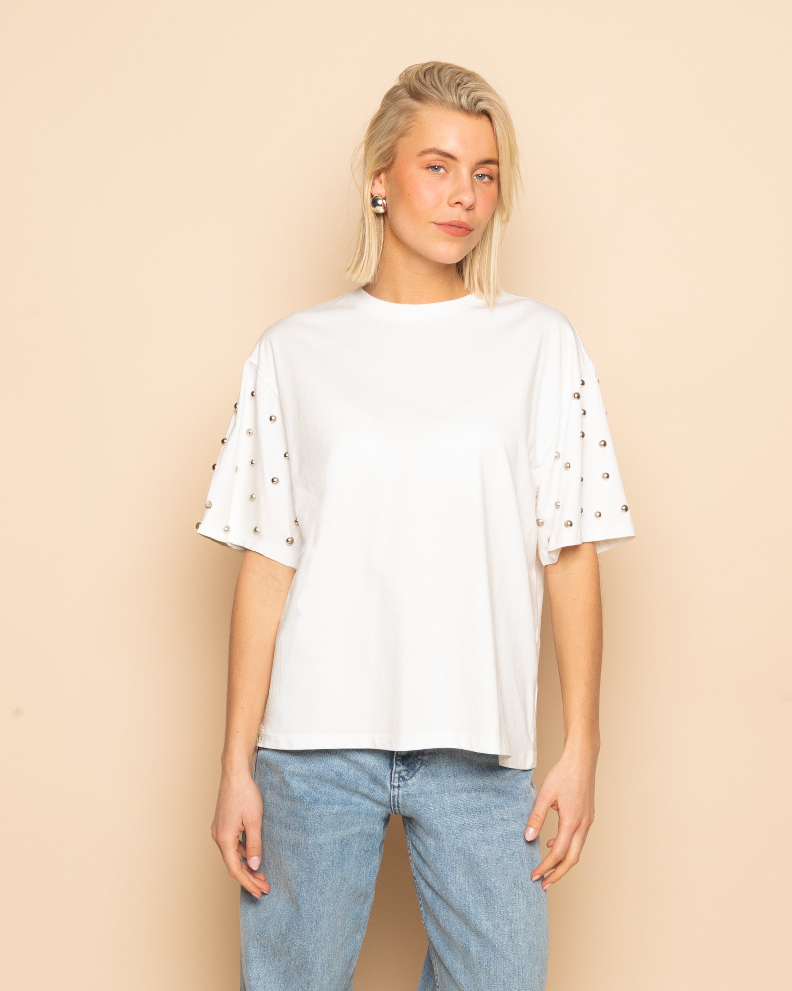BOLD STUDS SLEEVE OVERSIZED TEE CREAM