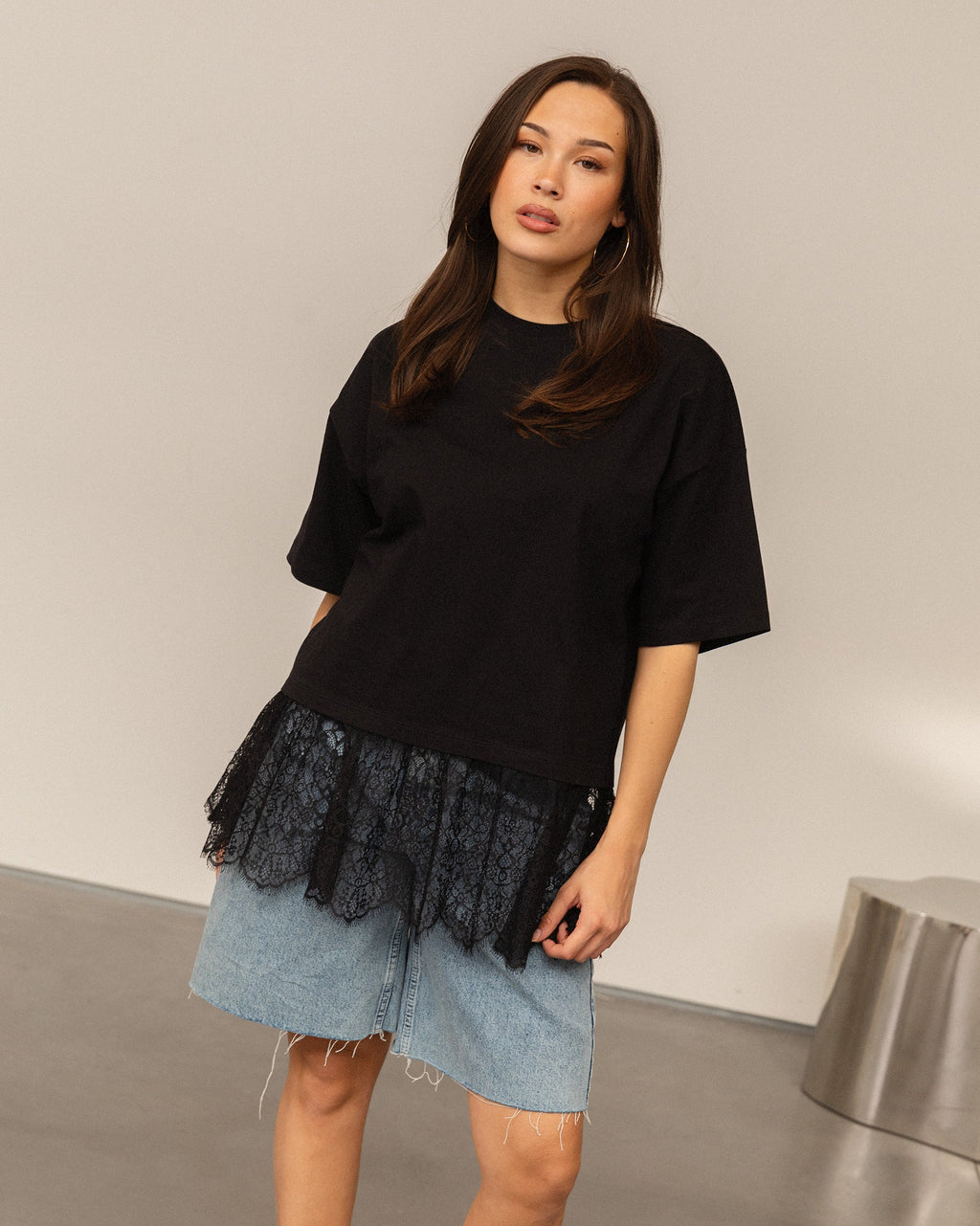 LACE RUFFLE OVERSIZED TEE ZWART