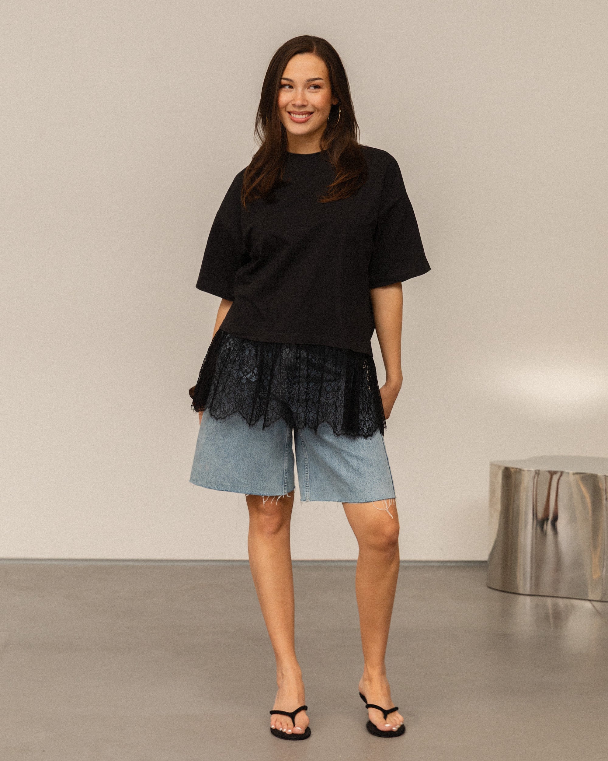 LACE RUFFLE OVERSIZED TEE ZWART