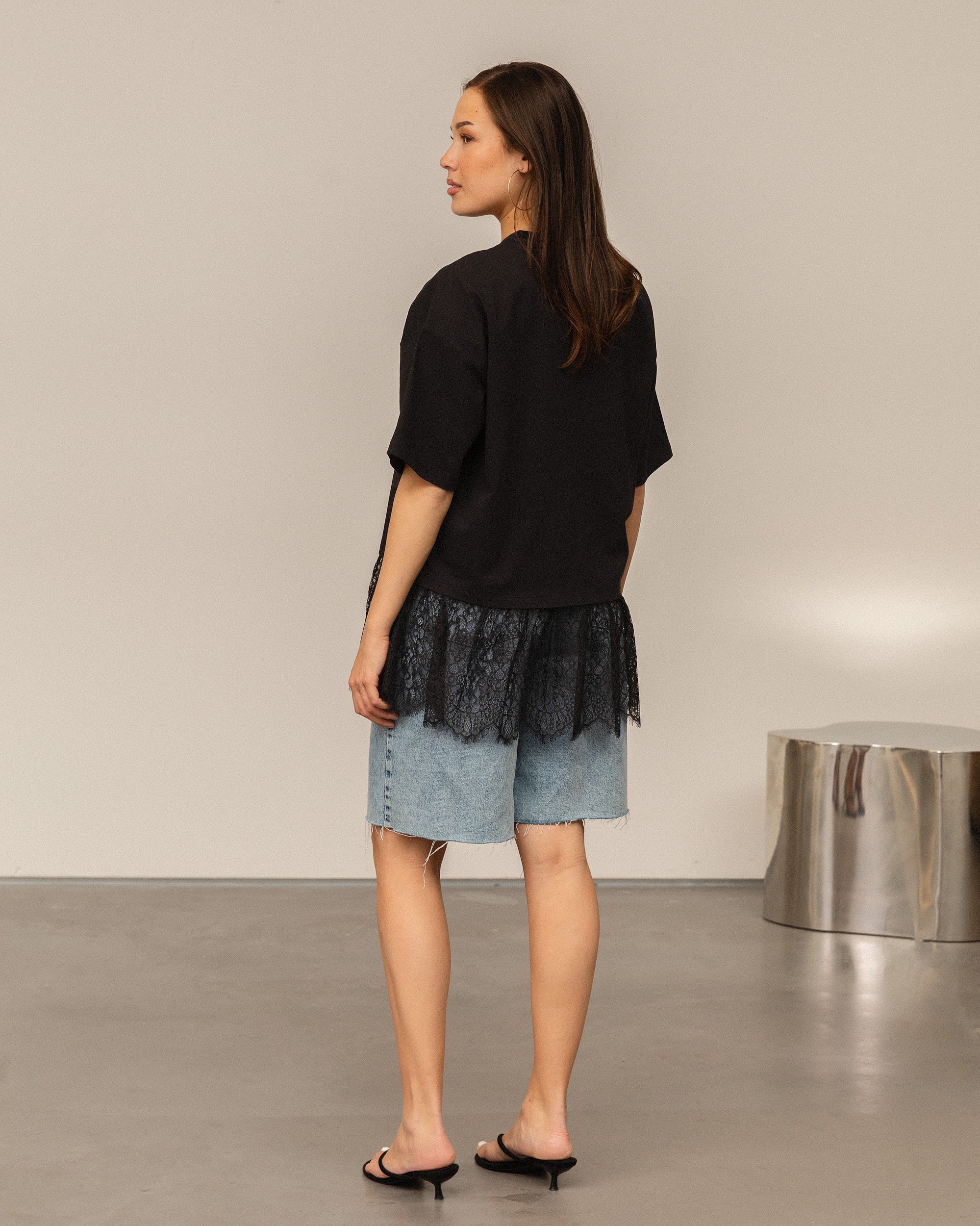 LACE RUFFLE OVERSIZED TEE ZWART