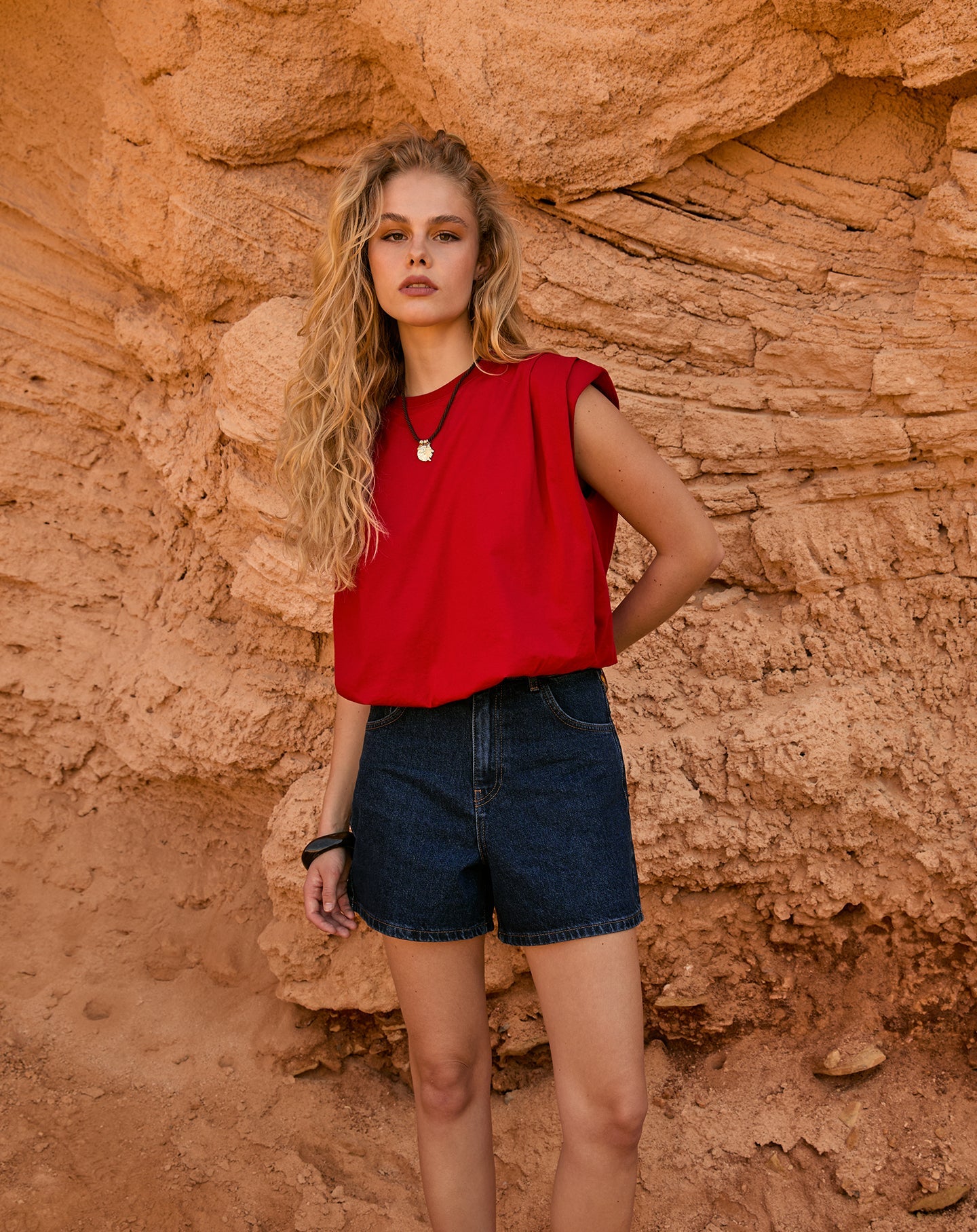 PADDED SHOULDER BUBBLE HEM TEE RED