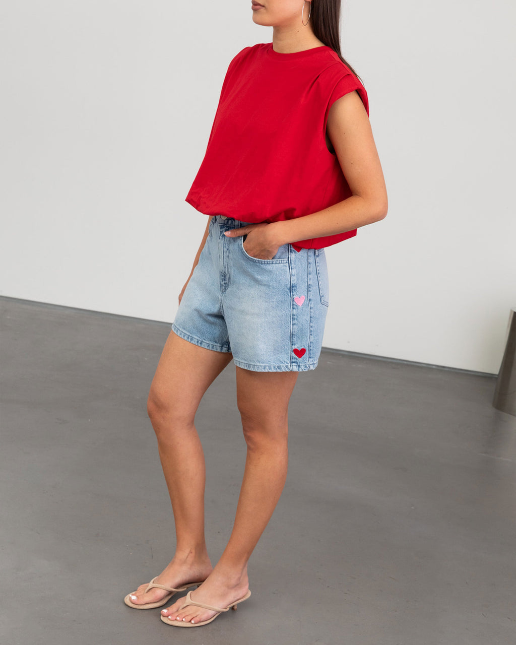 PADDED SHOULDER BUBBLE HEM TEE RED