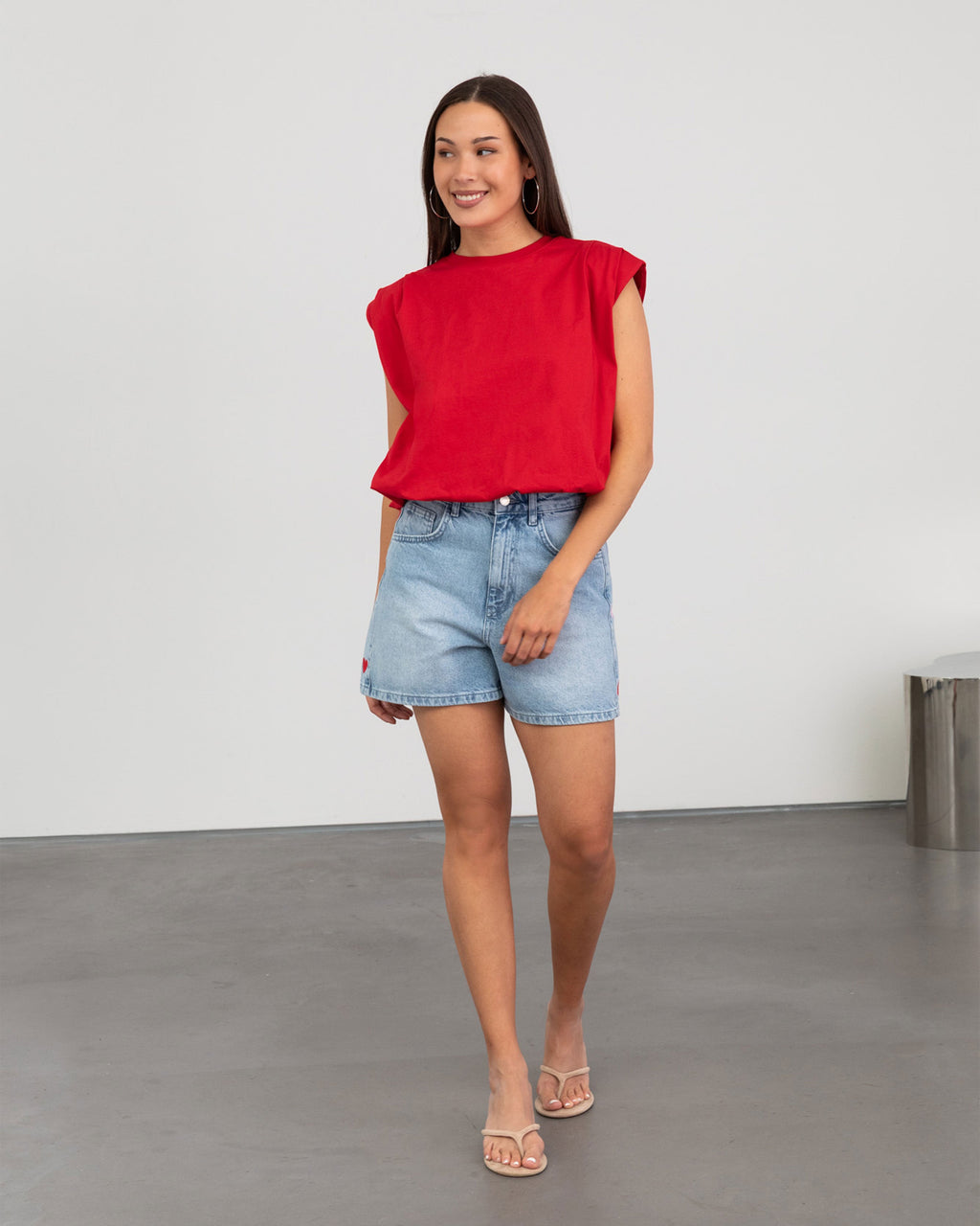 PADDED SHOULDER BUBBLE HEM TEE RED
