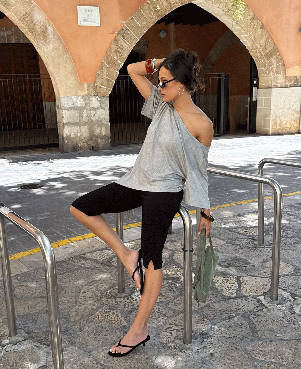 ASYMMETRIC OFF SHOULDER TEE GREY MELANGE