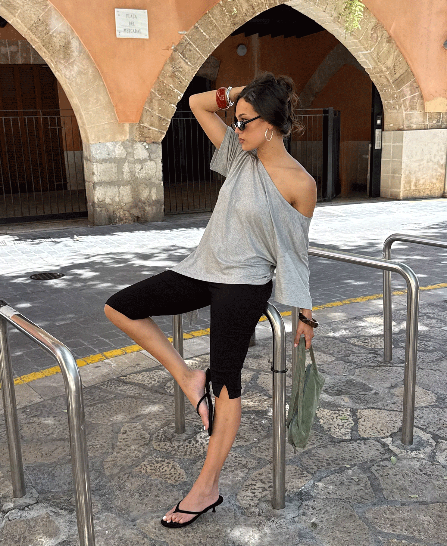 ASYMMETRIC OFF SHOULDER TEE GREY MELANGE