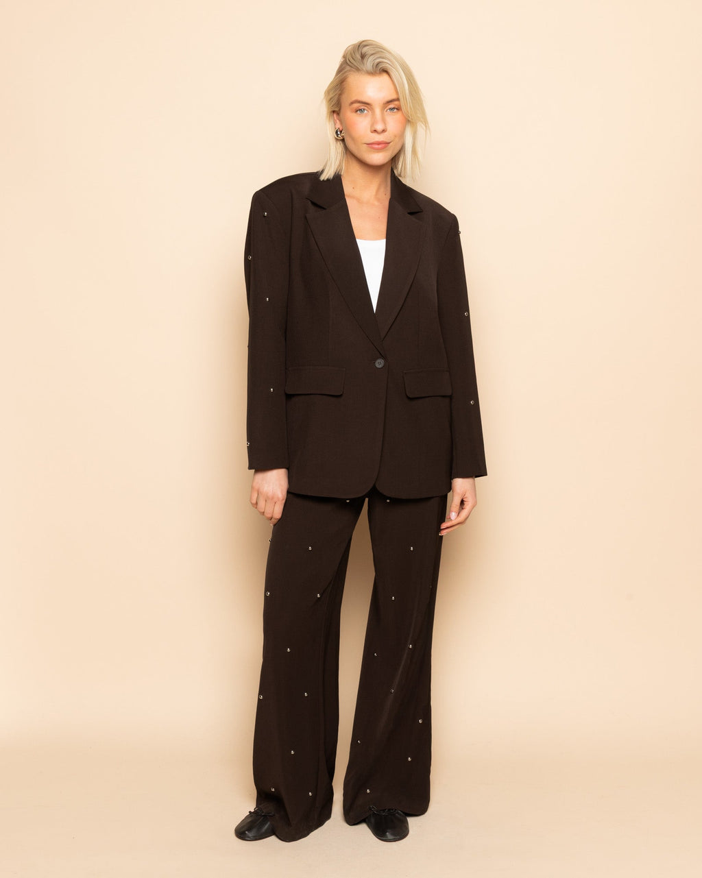 FLO BUBBLE STUD STRAIGHT LEG PANTALON PETITE DARK BROWN