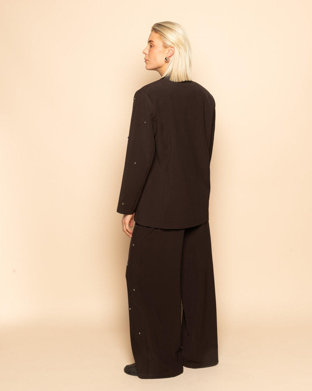FLO BUBBLE STUD STRAIGHT LEG PANTALON PETITE DARK BROWN